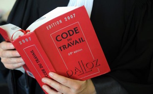 Un avocat lit le Code du travail le 24 mai 2012 à Quimper