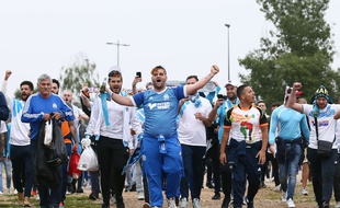 Les ultras marseillais aux abords du Parc OL, ce mercredi à Lyon.