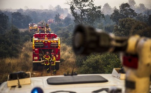 L'incendie qui a brule 500 a 600 hectares de foret pres d Artigues dans le Var, menacait des habitations mardi en fin de journee. Les sapeurs pompiers ont stoppe la progression du feu qui menace des habitations a Seillons Source d'Argens.
25/07/2017