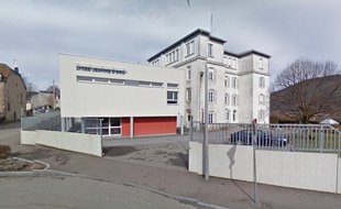 Des croix gammées et des inscriptions à caractère fasciste ont été taguées sur les locaux administratifs de l'ensemble scolaire privé catholique Saint-Joseph/Jeanne d'Arc de Remiremont (Vosges, Lorraine).