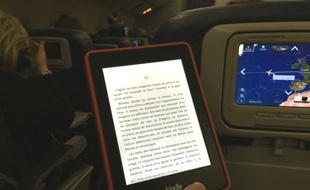 L'écran de 6 pouces rétroéclairé de la liseuse s'avère très pratique en avion...