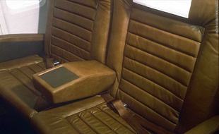 Un accoudoir de première classe à bord d'un avion de la compagnie Braniff.