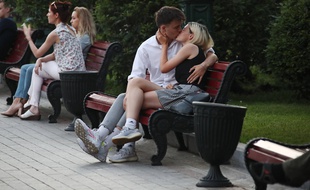 Entre le coronavirus et le couvre-feu, il devient compliqué de faire des rencontres amoureuses quand on a la vingtaine.