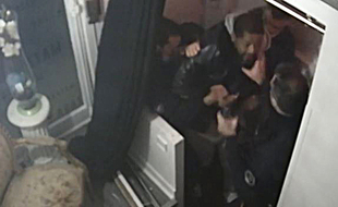 Paris, le 21 novembre 2020. Michel Zecler, un producteur de musique, est passé à tabac par des policiers. (Image extraite de la vidéosurveillance)