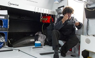 Jean le Cam, le skipper de SynerCiel, en pleine pause déjeuner.