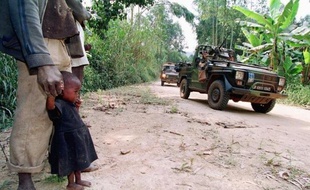 Un magazine français publie mercredi deux témoignages de Rwandaises qui affirment avoir été violées par des soldats français au Rwanda en 1994, qui s'ajoutent à une plainte pour des faits similaires de trois Rwandaises devant le tribunal aux armées de Paris.