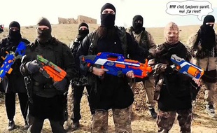 Un détournement mettant en scène un groupe de djihadistes masqués armés de pistolets en plastique