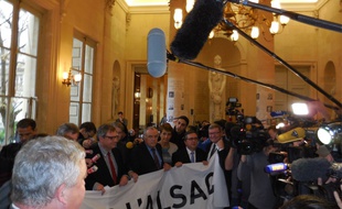 Coup médiatique des députés UMP alsaciens qui ont déployé une banderole «Ne tuez pas l'Alsace» dans l'Assemblée nationale, le 19 novembre 2014.