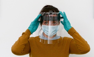 Des visières en plastique sont fabriquées pour protéger les soignants et personnels exposés (illustration)