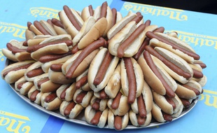 Une montagne de hot dogs destinés à disparaître en quelques minutes lors du concours annuel américain Nathan's.