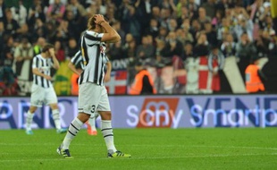 La Juventus Turin a gaspillé deux points en se laissant rejoindre en fin de match par Lecce réduit à dix (1-1), permettant à l'AC Milan, vainqueur de l'Atalanta Bergame (2-0), de revenir à une longueur et de relancer le championnat d'Italie, mercredi lors de la 36e journée.