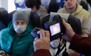 La température corporelle des passagers est prise dans les avions pour éviter la propagation du Coronavirus. (Illustration).