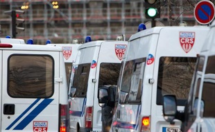 La situation a été tendue vendredi soir à Trappes (Yvelines) où entre 200 et 400 personnes "hostiles" se sont rassemblées devant le commissariat aux alentours jonchés de gros cailloux et de douilles de grenades lacrymogènes