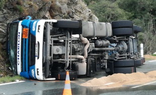 Le camion qui s'est renversé, avec 30.000 litres de carburant, ce vendredi dans l'Hérault