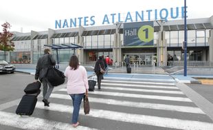 Des voyageurs entrant dans l'aéroport Nantes-Atlantique.