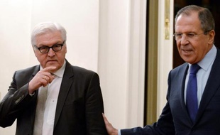 Le ministre des Affaires étrangères russe Sergueï Lavrov et son homologue allemand Frank-Walter Steinmeier lors de leur rencontre à Moscou le 18 novembre 2014