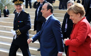 Le président François Hollande et la chancelière Angela Merkel à leur arrivée le 7 avril 2016 à Metz pour un conseil des ministres franco-allemand
