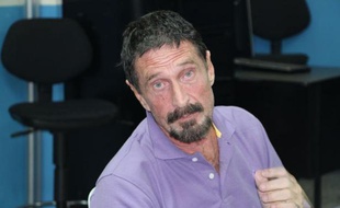 Le Guatemala a expulsé mercredi vers les Etats-Unis l'Américain John McAfee, mettant un terme à une cavale à rebondissements entamée il y a plus d'un mois par le pionnier des anti-virus informatiques, recherché par le Belize pour y être entendu dans le cadre d'une affaire de meurtre.