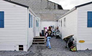 Dix-sept personnes, dont dix adultes, sont installées au village d'insertion de Lille-Fives.