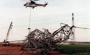 Des lignes à haute tension par terre après le passage de Lothar, ici le 5 janvier 2000, près de Reims. (archives)