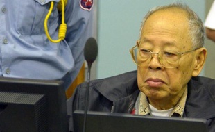 Un juge d'instruction étranger attend depuis le mois d'octobre d'être nommé par les autorités cambodgiennes au sein du tribunal pour les Khmers rouges, ont dénoncé mercredi les Nations unies, espérant sortir d'une impasse éminemment politique.