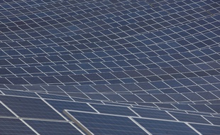 La centrale photovoltaïque serait située sur la commune de Saucats en Gironde.