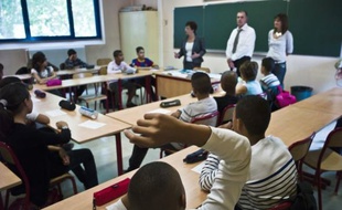 Des élèves font leur rentrée scolaire le 2 septembre 2010 au collège Jean de Verrazan de Lyon.
