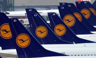L'ensemble des vols Lufthansa prévus à l'aéroport de Roissy entre vendredi et dimanche, soit une vingtaine de vols quotidiens, sont annulés suite à une grève massive des agents d'escale dont les postes vont être supprimés en 2014 pour être externalisés.