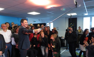 Benjamin Griveaux, candidat LREM à la mairie de Paris fait un selfie avec ses «ambassadeurs»