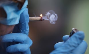 De nombreux consommateurs estiment que le cannabis les aide à gérer l'anxiété causée par l'épidémie de coronavirus.