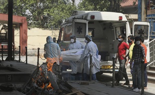 L'Inde, touchée par une seconde vague de coronavirus croule sous le nombre de morts.