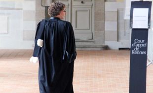 Une avocate marche dans la salle des pas perdus du Parlement de Bretagne à Rennes, qui abrite la cour d'appel et la cour d'assises.