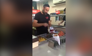 Ce vendeur de falafels est extrêmement habile.