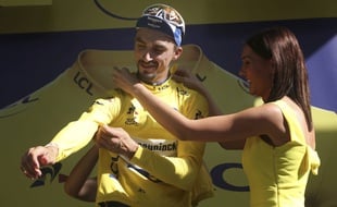 Julian Alaphilippe recevant son maillot jaune