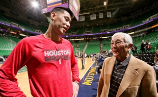 Wataru Misaka (à d.) aux côtés du meneur NBA Jeremy Lin.