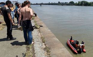 Des pompiers effectuent des recherches quai Wilson à Nantes, après la disparition d'un jeune homme.