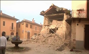 Un édifice détruit à Norcia, en Italie, dans le tremblement de terre du 30 octobre 2016. Capture d'écran d'un reportage de la chaîne italienne Sky.