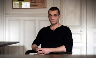 L'artiste russe Piotr Pavlensky dans le bureau de son avocat à Paris le 14 février 2020.Il a annoncé avoir publié les deux vidéos pornos attribuées à Benjamin Griveaux.