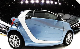 Une voiture électrique Smart en train de se recharger pendant sa présentation au Salon de l'automobile de Detroit, Etats-Unis, le 13 janvier 2015