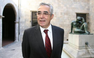 Le maire pied-noir de Perpignan Jean-Marc Pujol (UMP) inaugure dimanche un centre dédié aux Français d'Algérie, projet dénoncé par la gauche comme un cadeau de plus fait à des électeurs qui pourraient être sensibles aux charmes de Marine Le Pen, présente en ville le même jour.