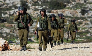 Des soldats israéliens près du village cisjordanien de Bilin le 26 décembre 2014