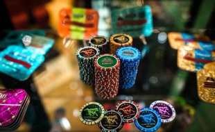 Des jetons de casino présentés au salon international du jeu à Macao, le 20 mai 2014