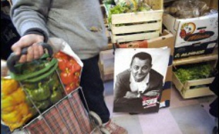 22 ans après l'appel de Coluche en faveur d'une "grande cantine gratuite", les Restos du Coeur, qui ont lancé lundi leur campagne 2006-2007, ont ajouté à l'aide alimentaire d'autres urgences, comme l'accompagnement scolaire et le logement.
