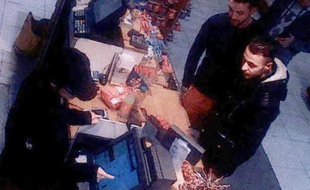 Capture d'écran d'une video surveillance montrant Salah Abdeslam (D) et Mohammed Abrini le 11 novembre 2016 à la station service de Ressons au nord de Paris