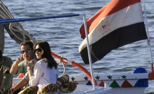 Sur la felouque, un bateau traditionnel à voiles, une table pour le déjeuner avait été dressée.