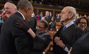 Le président Barack Obama embrasse la juge Ruth Bader Ginsburg sous le regard de son collègue Anthony Kennedy et de la ministre de Justice Sonia Sotomayor, le 20 janvier 2015 à Washington, avant de prononcer son discours sur l'Etat de l'Union