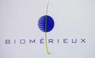 Le groupe français de diagnostic in vitro bioMérieux a annoncé mardi l'acquisition, qualifiée de "majeure", d'un groupe américain spécialisé dans les automates de biologie moléculaire, parallèlement à la publication de résultats semestriels stables.