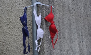 Des soutien-gorges bleu-blanc-rouge à La Rochelle (image d'illustration).