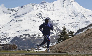 Le défenseur de l'équipe de France William Gallas, lors d'un footing sur les bords du lac de Tignes, le 18 mai 2010