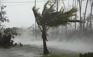 Un canal est inondé à Freeport, dans les Bahamas, pendant le passage de l'ouragan Dorian, le 2 septembre.